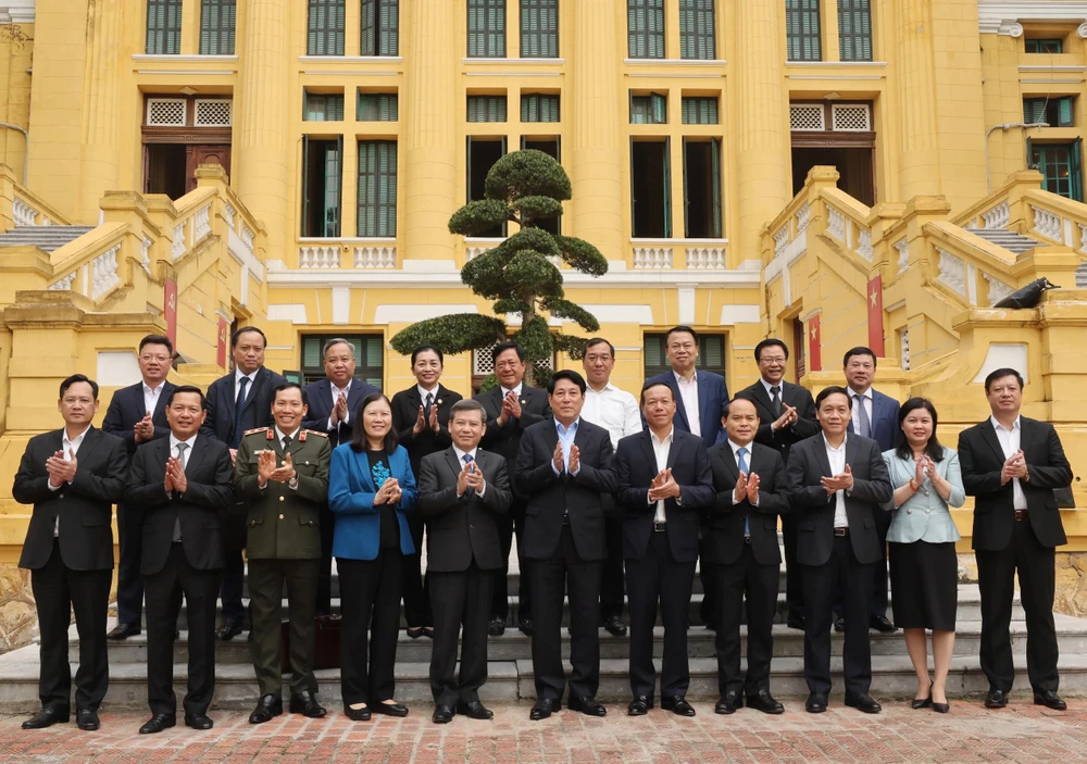 El presidente Luong Cuong con los delegados en la cita (Fuente: VNA)