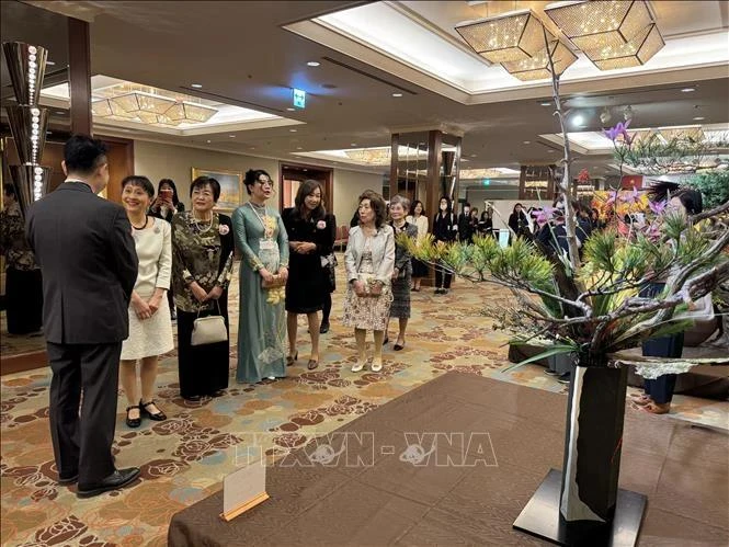 La Feria Internacional de Ikebana 2024 presenta 31 estilos tradicionales de arreglos florales japoneses con diversos colores y diseños artísticos únicos. (Foto: VNA)