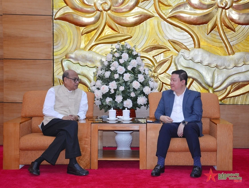 越南友好组织联合会副主席阮玉雄与世界和平理事会主席、印度团结组织秘书长帕拉布·森古普塔。图自越通社