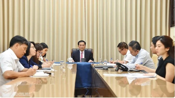 越南外交部长裴青山与英国外交大臣卡梅伦通电话。图自越通社
