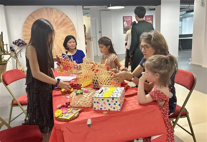 法国儿童在“Bonjour——越南你好!”文化节上参加体验活动。图自越通社
