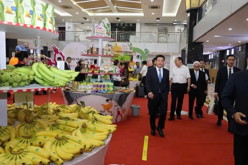 越南工贸部部长阮鸿延和工贸部工作代表团出席了在中国北京举行的第一届越南水果节。图自 Vietnam+