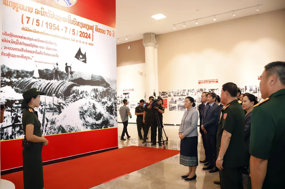 Exposition de photos sur la Victoire de Diên Biên Phu au Laos. Photo: VNA