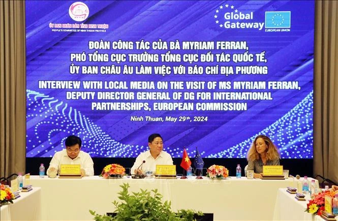 Myriam Ferran, directrice générale adjointe de la Direction générale pour les partenariats internationaux de la Commission européenne (à droite) lors d'une échange avec la presse de Ninh Thuan. Photo: VNA