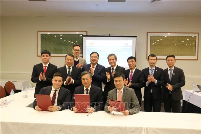 La province de Nam Dinh signe un protocole d'accord sur la coopération dans l'élaboration et la mise en œuvre de la stratégie de croissance de la province dans un avenir proche avec la Saigon Telecommunications and Technologies Corporation (SaiGonTel) et l'Australia Global Consulting Ltd. Photo: VNA