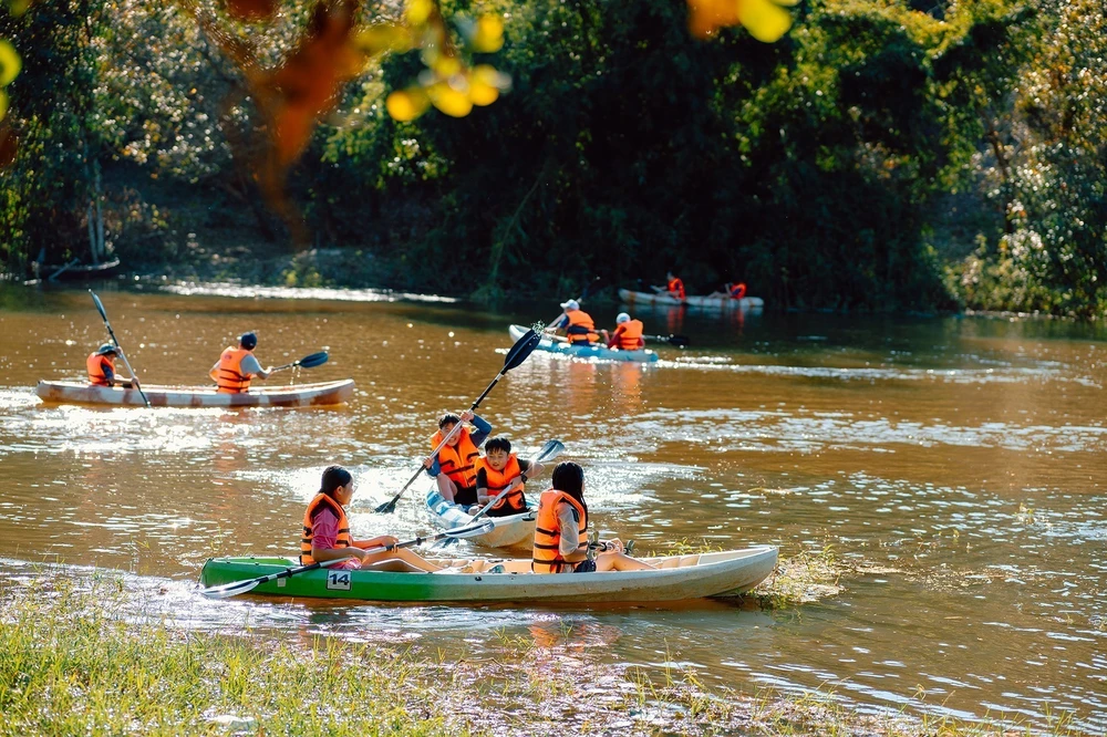 Des enfants font du kayak sur le lac Ta Lai, commune de Ta Lai, district de Tan Phu. Photo: VNA