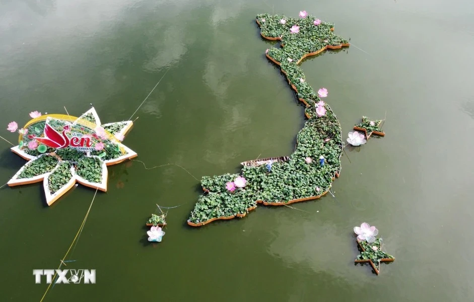 Une carte du Vietnam avec l'ensemble des archipels de Hoang Sa et Truong Sa a été formée à partir de 5.000 pots de lotus à la surface du lac de Confucius. 