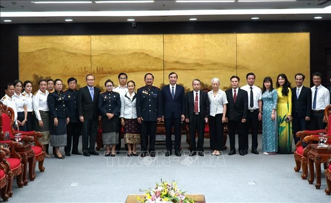 Le secrétaire adjoint du Comité municipal du Parti et président du Comité populaire de Da Nang, Le Trung Chinh, et la délégation du Tribunal populaire du Centre du Laos. Photo: VNA