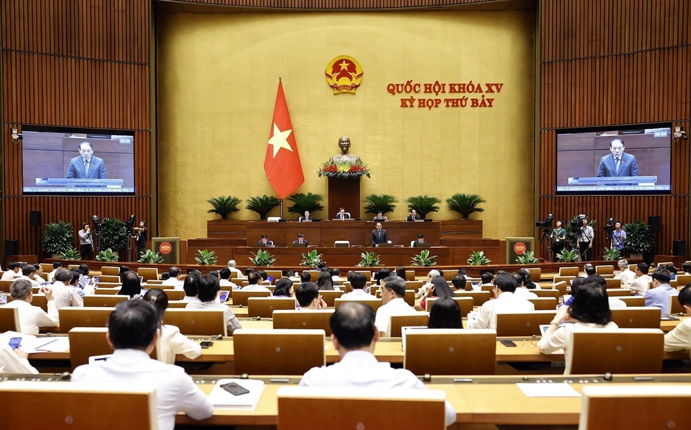 Le ministre de la Culture, des Sports et du Tourisme Nguyen Van Hung répond aux questions des députés. Photo: VNA