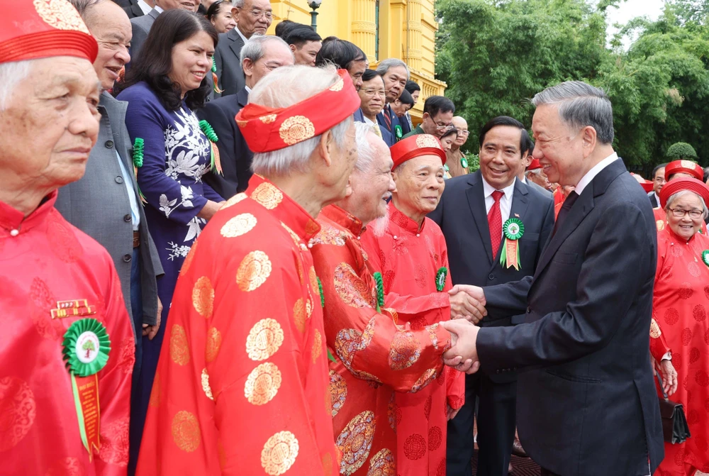 Le président To Lam rencontre des personnes âgées exemplaires. Photo: VNA