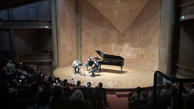 Un concert caritatif organisé à Paris. Photo: VNA