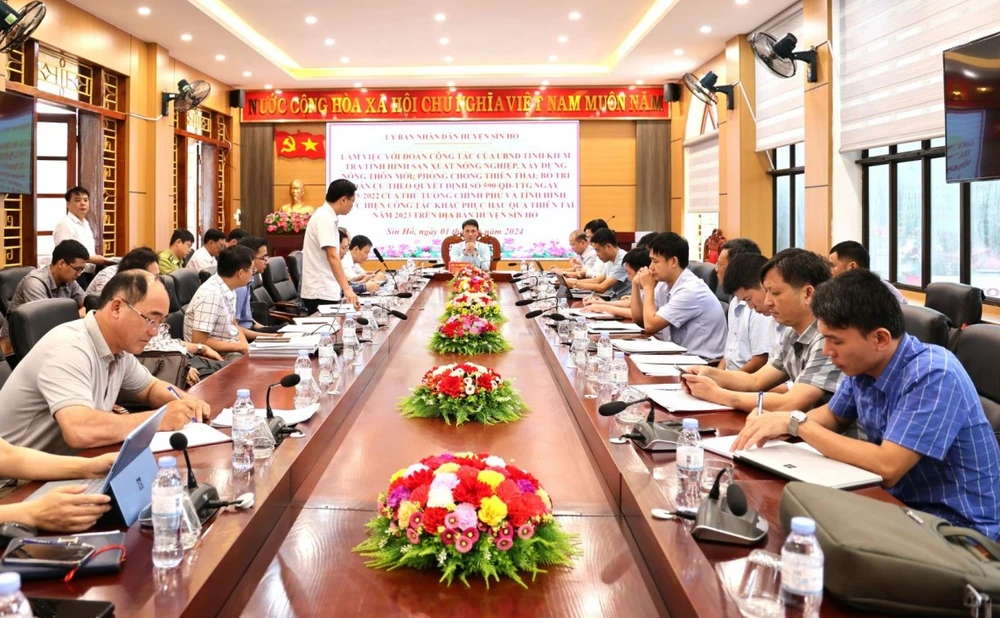 Une délégation de travail du Comité populaire de la province de Lai Chau travaille avec les dirigeants du district de Sin Ho. Photo: CTTĐTLC