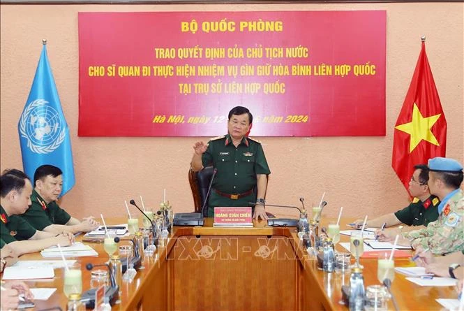 Le général de corps d'armée Hoàng Xuân Chiên, vice-ministre de la Défense, également chef du Comité de pilotage du ministère de la Défense sur la participation aux opérations de maintien de la paix de l'ONU, prend la parotle lors de la cérémonie. Photo: VNA