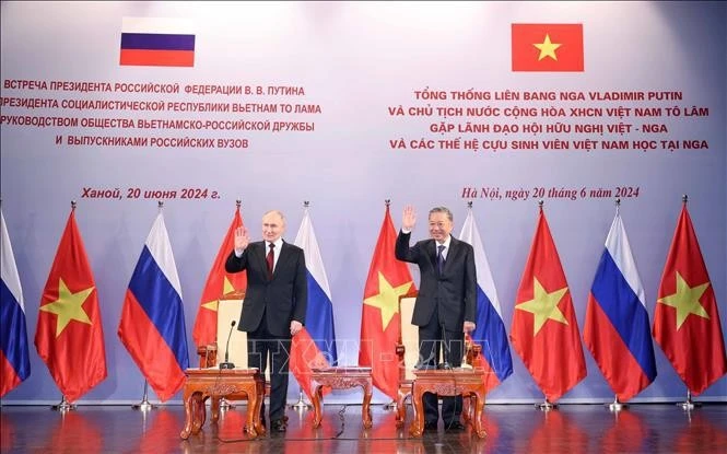 Le président vietnamien To Lam (à droite) et son homologue russe Vladimir Poutine lors de leur rencontre cordiale avec les dirigeants de l'Association d'amitié Vietnam-Russie et les anciens étudiants vietnamiens ayant étudié en Russie. Photo: VNA