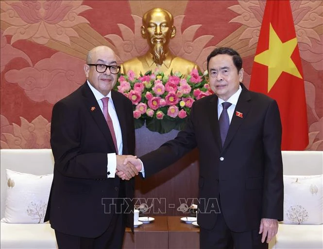 Le président de l'Assemblée nationale (AN) Tran Thanh Man (droite) et Najib El Khadi, secrétaire général de la Chambre des représentants du Maroc et président de l'Association des secrétaires généraux des Parlements (ASGP). Photo: VNA