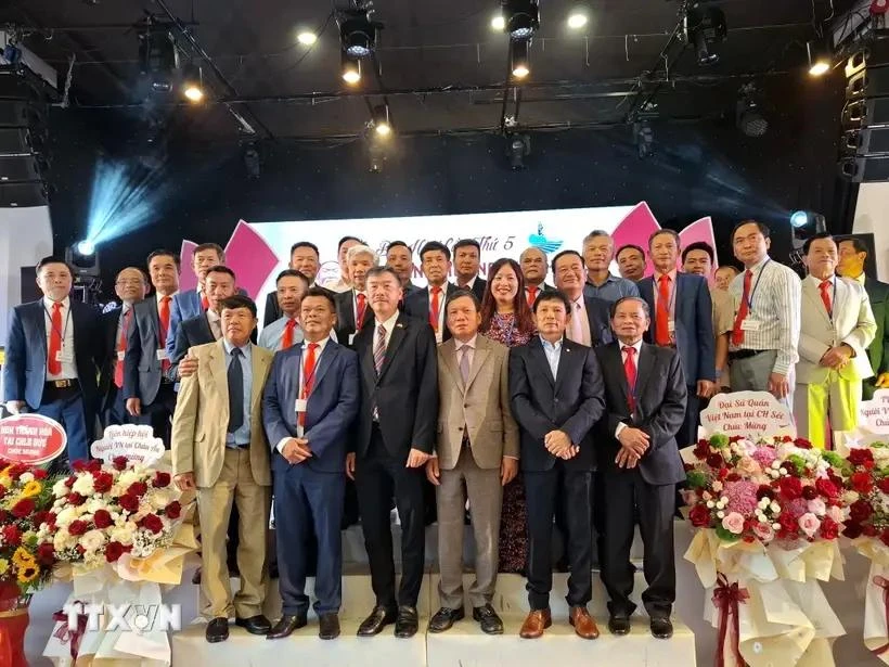 Le nouveau Comité exécutif de l'Association des compatriotes de Thanh Hoa en République tchèque composé de 35 membres. Photo: VNA