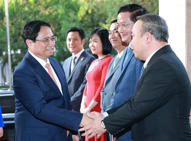 Le Premier ministre rencontre le personnel de l'ambassade du Vietnam en Chine. Photo: VNA