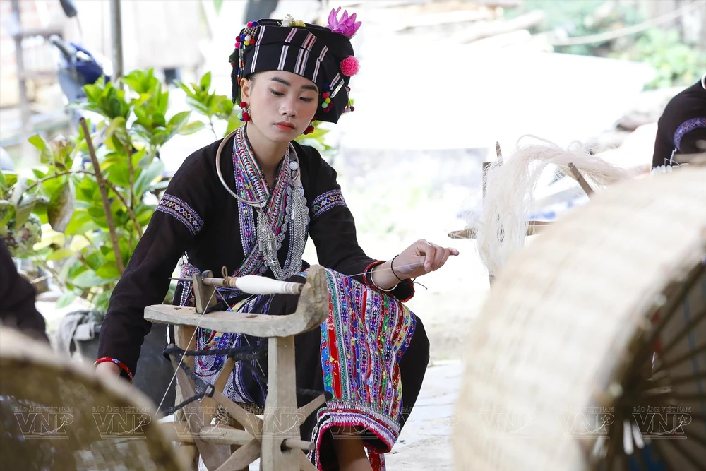 Le métier de tissage de l'ethnie Lu à Ban Hon