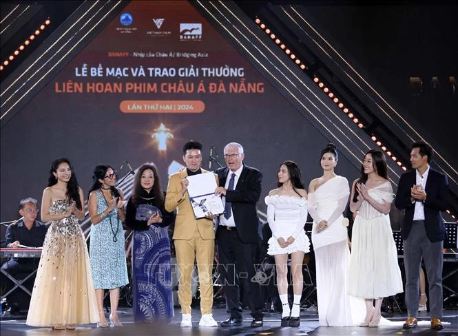 Le prix NETPAC décerné au film vietnamien (Face off 7: One wish) du réalisateur Ly Hai. Photo: VNA