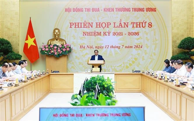 Le PM Pham Minh Chinh préside la 8e réunion du Conseil central d'émulation et de récompense . Photo: VNA