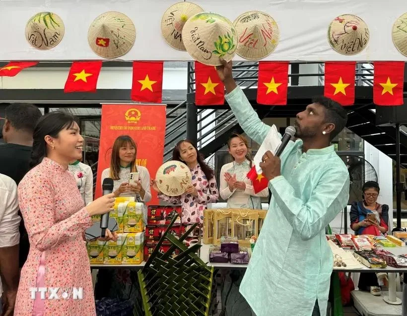 Le chapeau conique du Vietnam lors de l'événement. Photo: VNA