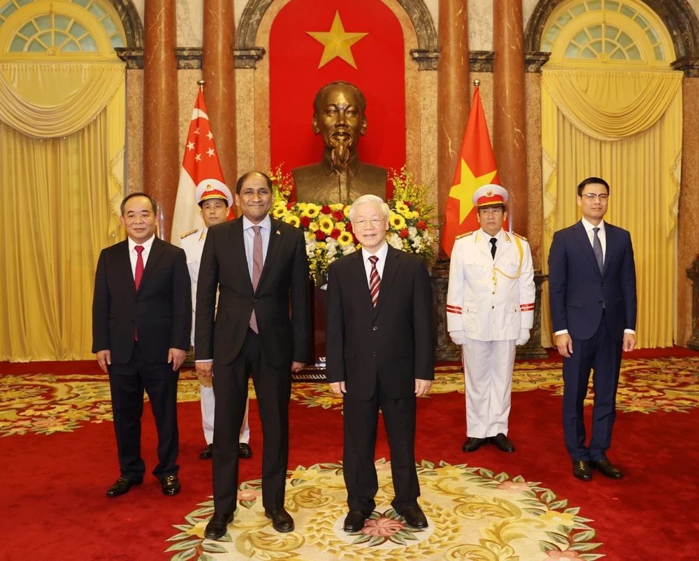 Le secrétaire général du Comité central du Parti communiste du Vietnam, Nguyen Phu Trong (droite) reçoit l'ambassadeur de Singapour au Vietnam, Jaya Ratnam, venu lui présenter leurs lettres de créance. . Photo: VNA