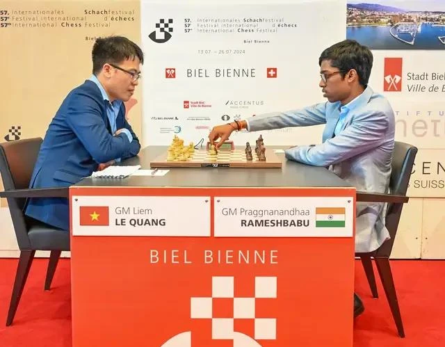 Lê Quang Liêm (à gauche) a vaincu Praggnanandhaa Rameshbabu pour remporter le championnat. Photo: BCF