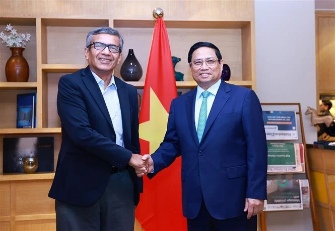 Le Premier ministre vietnamien Pham Minh Chinh (droite) et le président Rajesh Kumar Singh de la Société nationale indienne de développement du corridor industriel (NICDC). Photo: VNA