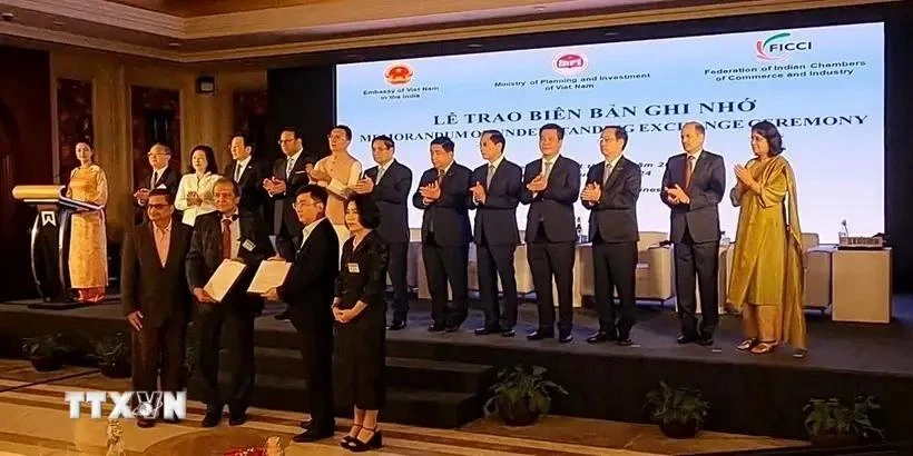 La cérémonie de signature a lieu le 31 juillet au Forum d'affaires Vietnam-Inde à New Delhi, en présence du Premier ministre Pham Minh Chinh et de nombreux ministres et responsables des deux pays. Photo: VNA