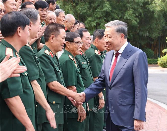 Le secrétaire général du Parti et président To Lam rencontre des anciens combattants de la division 308. Photo: VNA