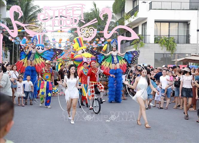 Des touristes découvrent la rue piétonne de Flamingo Dai Lai Resort, au Vietnam. Photo: VNA