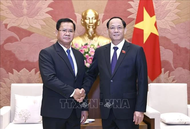 Le général de corps d'armée Tran Quang Phuong, vice-président de l'Assemblée nationale (AN) vietnamienne (droite) et le général de division Vongsack Phanthavong, président de la Commission de la défense et de la sécurité de l'Assemblée nationale lao. Photo: VNA