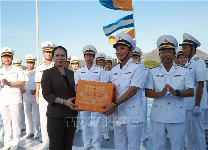 La vice-présidente Vo Thi Anh Xuan offre des cadeaux à la brigade 162 et d'autres unités de la région navale N°4. Photo: VNA