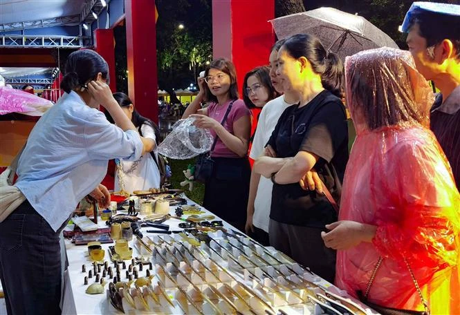 Des visiteurs lors de la fête des cadeaux touristiques de Hanoï 2024. Photo: VNA