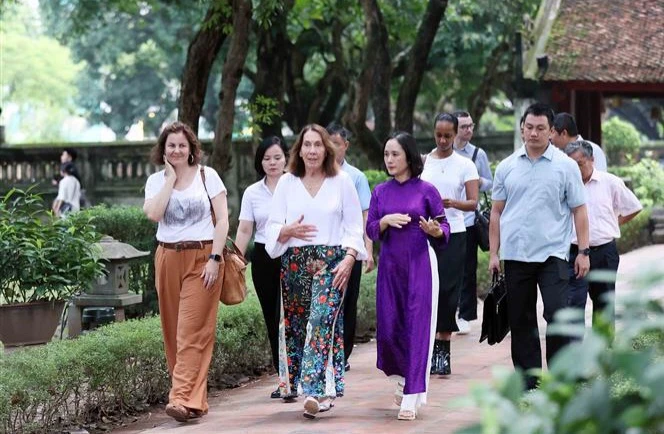 La présidente du Sénat australien Sue Lines, accompagnée de sa délégation, visite le Temple de la Littérature à Hanoï. Photo: VNA