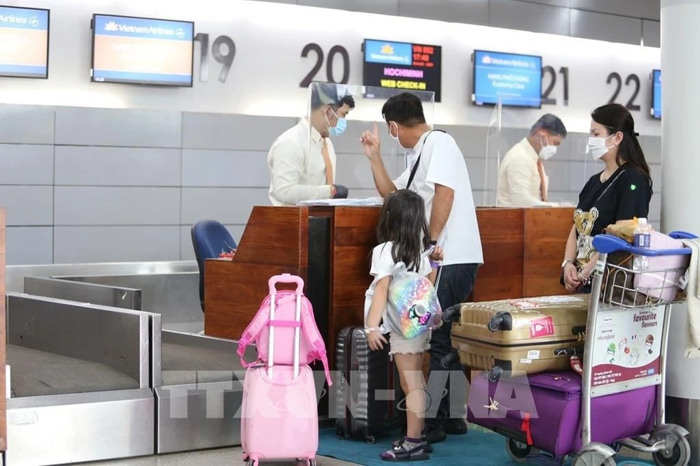 Des passagers de Vietnam Airlines s'enregistrent à l'aéroport international de Phnom Penh, au Cambodge. Photo: VNA 