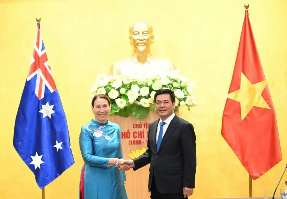 Le ministre de l'Industrie et du Commerce Nguyen Hong Dien et la présidente du Sénat australien Sue Lines. Photo: VNA