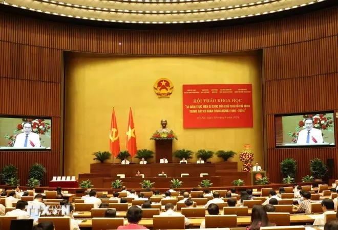 Le président de l'Assemblée nationale Trân Thanh Mân prend la parole lors du colloque. Photo: VNA