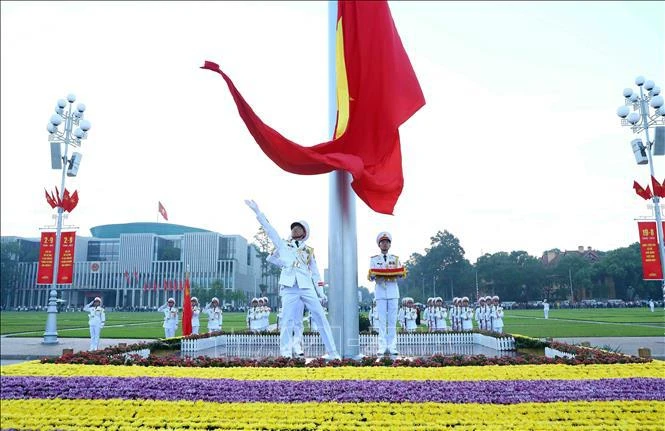 La cérémonie de lever du drapeau pour célébrer le 78e anniversaire de la Fête nationale du Vietnam (2 septembre 1945 - 2 septembre 2023) sur la place Ba Dinh. Photo: VNA