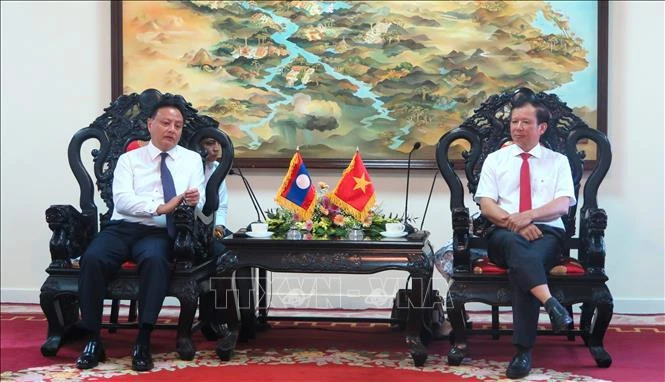 Séance de travail entre les dirigeants de la province vietnamienne de Thua Thiên-Huê et celle lao de Savannakhet. Photo: VNA