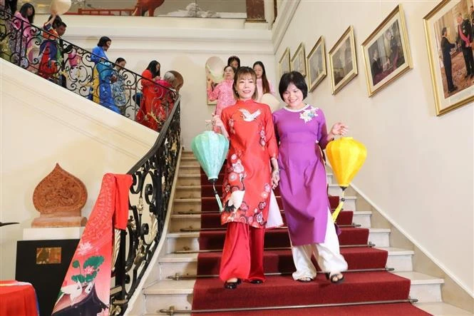 Un défilé d'Ao dai interprété par les membres du Club du patrimoine Ao Dai en Belgique. Photo: VNA