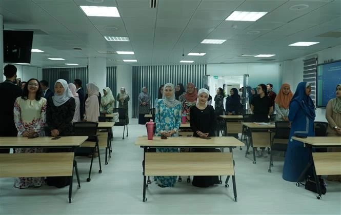 Des étudiants du cours d'enseignement du vietnamien à l’UBD. Photo: VNA