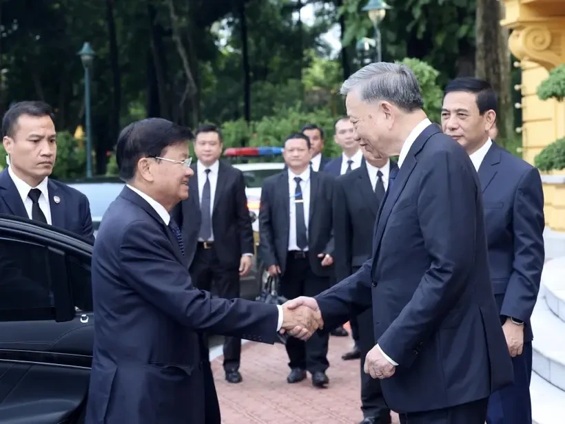 Le président To Lam (droite) accueille le secrétaire général et président du Laos Thongloun Sisoulith à Hanoï, dans l'après-midi du 25 juillet 2024. Photo: VNA