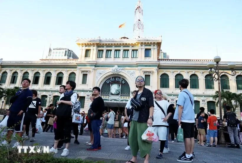 Des touristes sud-coréens visitent la Poste centrale, la destination la plus célèbre d'Hô Chi Minh-Ville. Photo: VNA