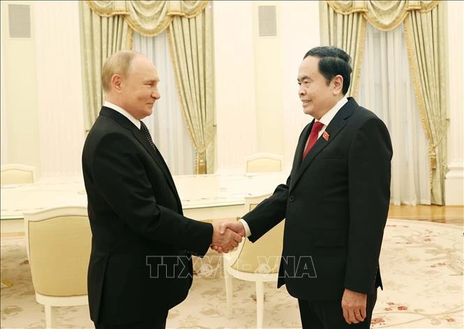 Le président de l'Assemblée nationale Tran Thanh Man (droite) rencontre le président russe Vladimir Poutine. Photo: VNA