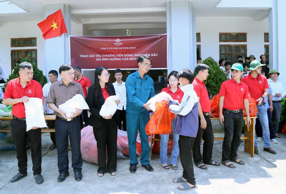 Remise de cadeaux à des habitants touchés par le typhon n°3, dans la commune de Ngoc Chien, district de Muong La, province de Son La. Photo: VNA