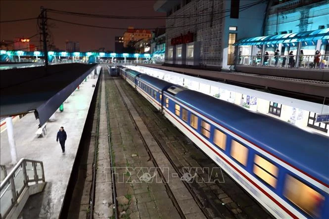 Le train Nord–Sud part de la gare de Hanoï. Photo: VNA