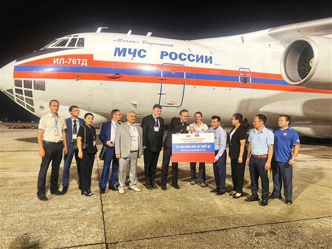 L'avion du ministère russe des situations d'urgence a livré 35 tonnes d'aide humanitaire au Vietnam à l'aéroport international de Noi Bai. Photo: VNA