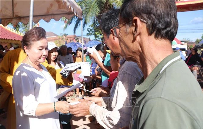 Remise des cadeaux à des victimes touchés par le typhon Yagi au Laos. Photo: VNA