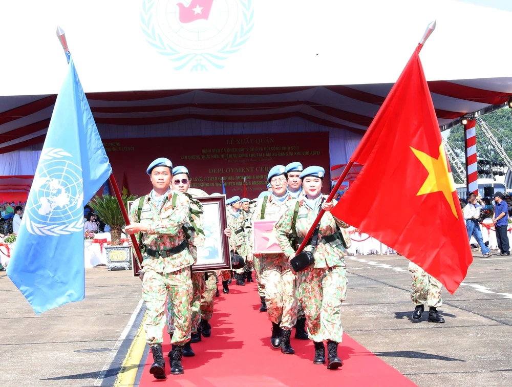 Cérémonie marquant le départ de l'hôpital de campagne de niveau 2 N°6 et de l'équipe du génie N°3 pour leur mission de maintien de la paix de l'ONU au Soudan du Sud et à Abyei. Photo: VNA